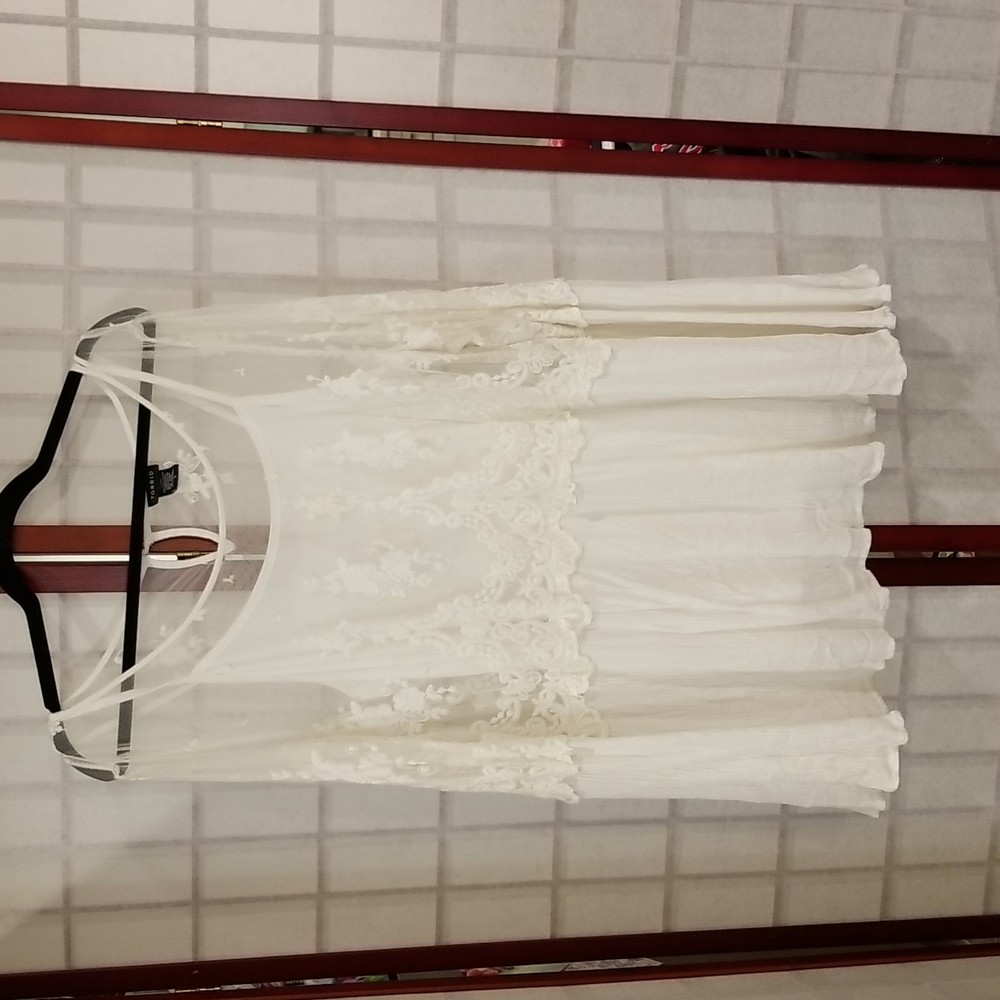 Torrid 3X white lace/gauze tunic with attached cami. Great for Valentine pics!